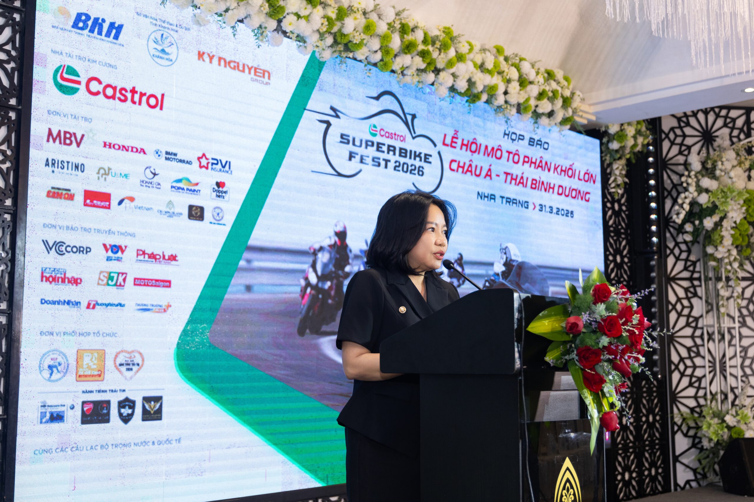 Bà Thái Thị Lệ Hằng – Tỉnh ủy viên, Giám đốc Báo và Phát thanh, Truyền hình Khánh Hòa, Trưởng Ban Tổ chức thông tin tại họp báo.